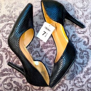 Mossimo 7.5 pumps/heels with gold detail